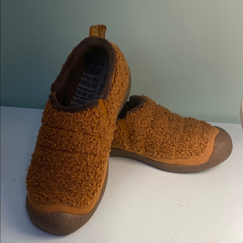 Keen Women's Fuzzy Slippers in Orange and Brown